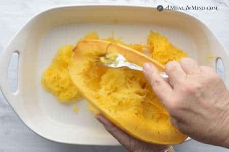 removing spaghetti squash threads with a fork